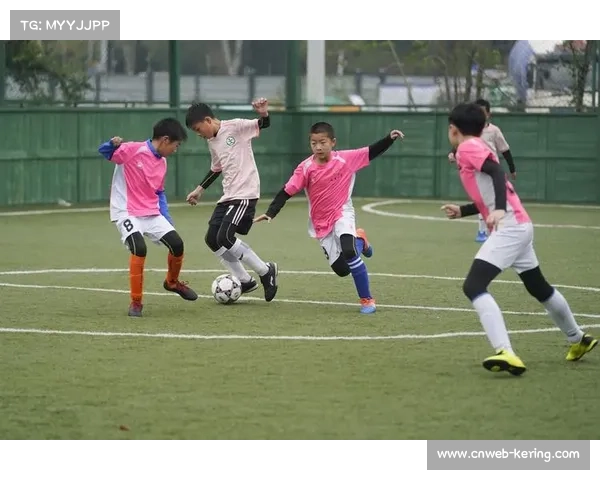 金华金超联赛雨中比赛瞬间，球员拼搏意志彰显